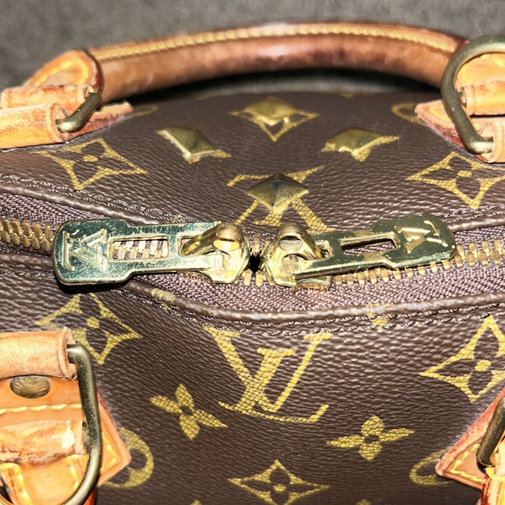 🔥🔥 Louis Vuitton Alma Purse with studded gold medal front and two zippers. - Picture 10 of 16